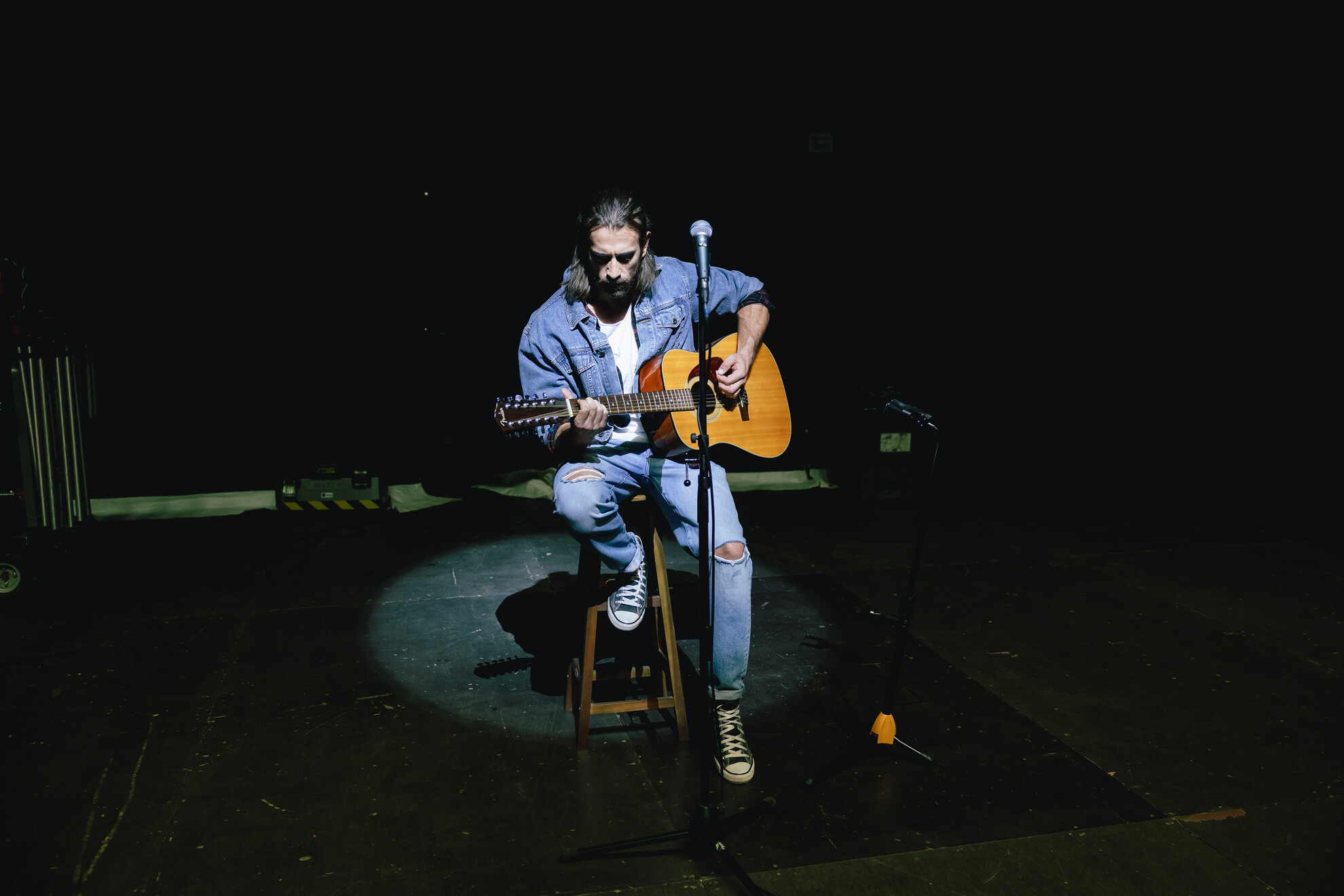 Kádár L. Gellért   akusztikus gitárral