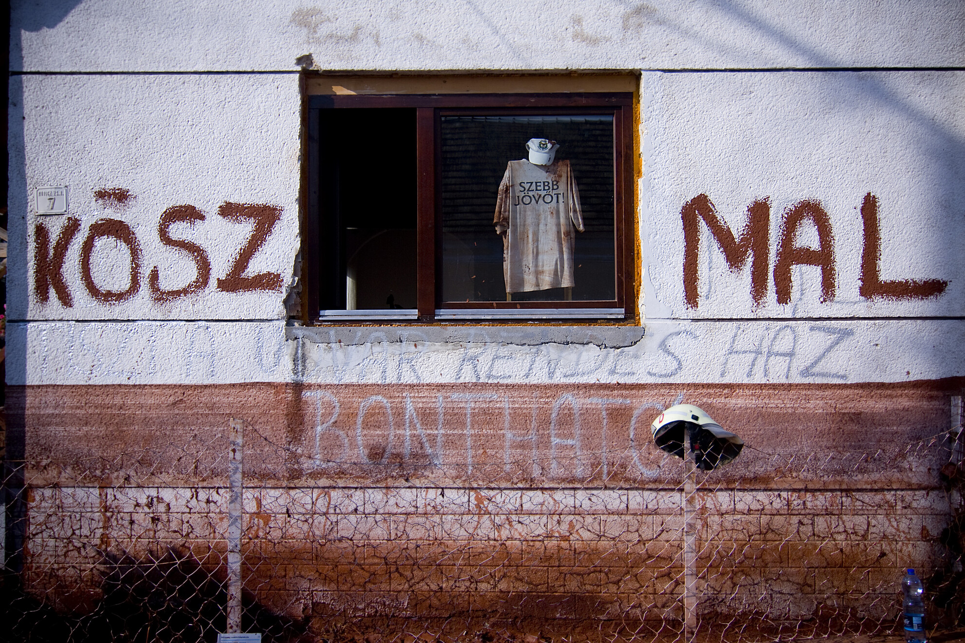 Az ajkai vörösiszap-tároló gátjának átszakadása következtében elárasztott Devecser település egyik háza 2010-ből