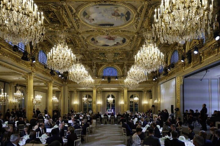 Bíróság előtt az Elysée-palota evőeszköz- és étkészlettolvajai