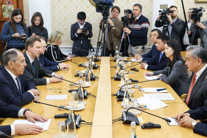 Fotó: AFP/Russian Foreign Ministry/Handout A válság rendezésről tárgyalt az orosz és a kínai külügyminiszter