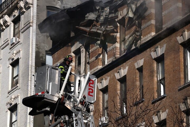Hatalmas tűz pusztította el egy lakóház felső emeletét + VIDEÓ