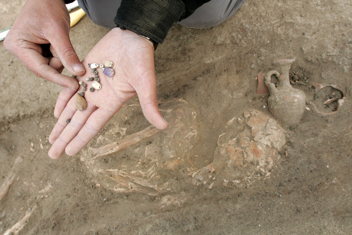 Fotó: AFP/Cris Bouroncle Kutatók „rendkívül szokatlan” temetkezési rituálét fedeztek fel egy 4000 éves sírban