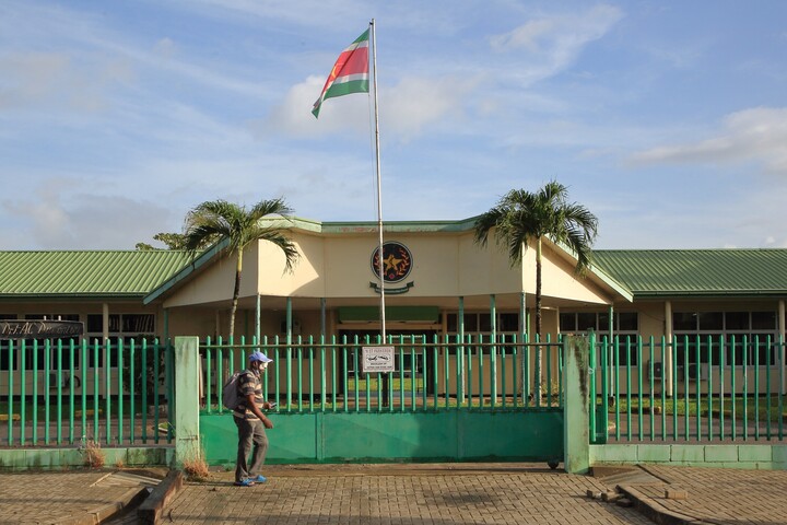 Végzett magával a fogdában a kilenc ember életét kioltó surinamei késes ámokfutó