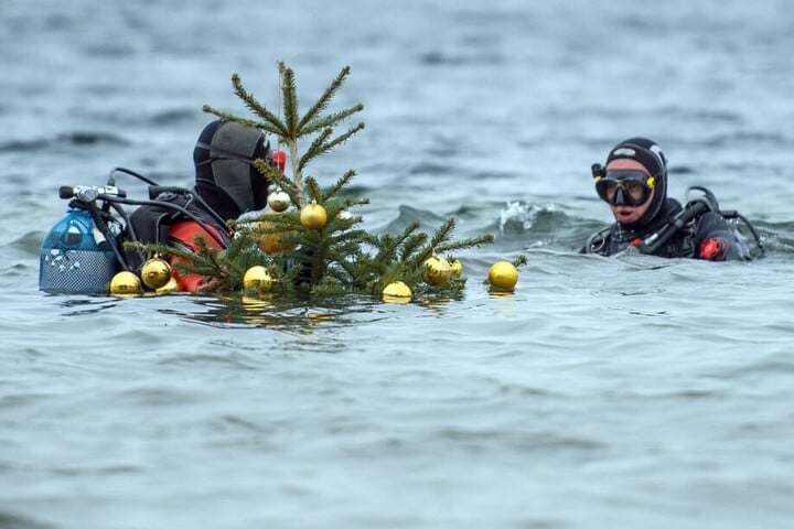Víz alatt állítottak karácsonyfát a búvárok az Ohridi-tóban + VIDEÓ