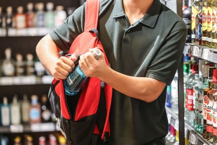 Fotó: AFP/DPA/Oliver Berg Saját lányával járt lopni az anyuka