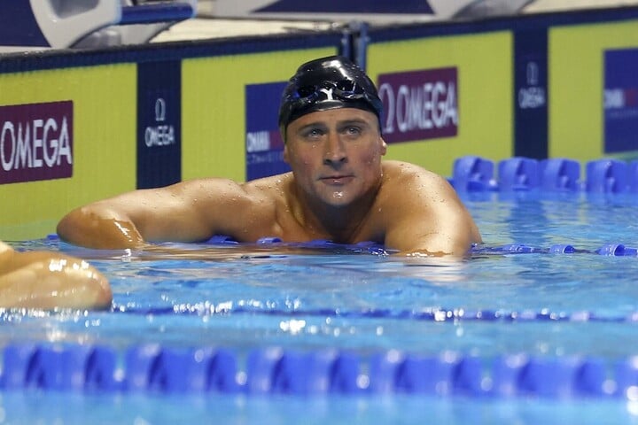 Ryan Lochte elárverezi három olimpiai váltó aranyérmét