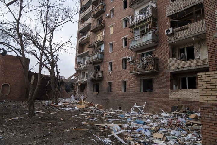 Katasztrófa Ukrajnában: drónok támadták a lakónegyedeket, több ember a romok alatt