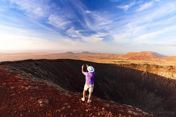 Fotó: AFP/robertharding/Robert Harding RF/Roberto Moiola Szelfizés közben zuhant le egy 40 méteres szikláról egy turista