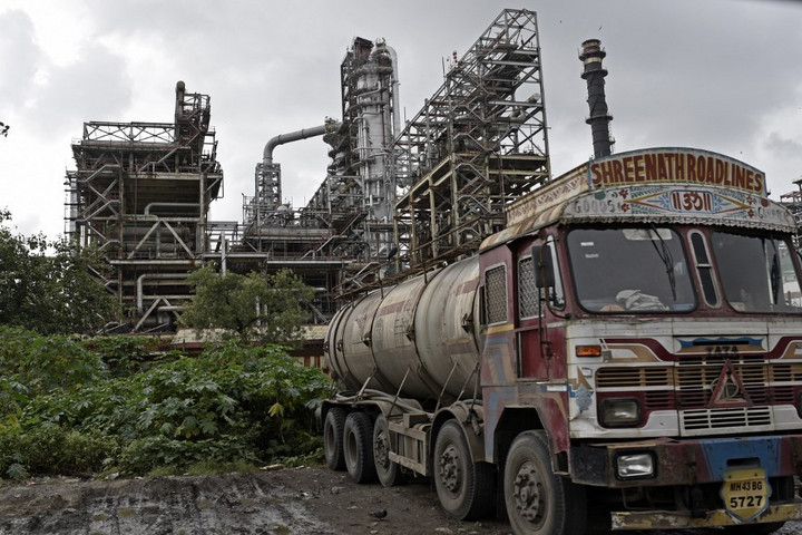 India fittyet hány a szankciókra, ömlik az olcsó orosz olaj