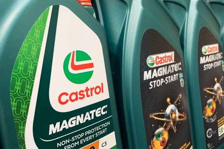 Gazdát cserél a Castrol jó része