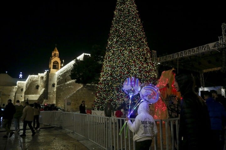 Fotó: AFP/Middle east images/Mosab Shawer Újra világít a karácsonyfa Betlehemben