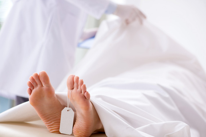 A hullaházban „támadt fel” a nő