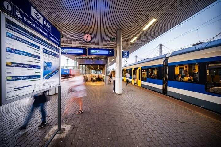 Utastájékoztató kijelzőket helyeztek ki a kelenföldi peronoknál