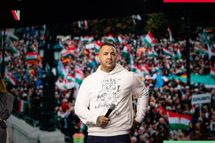 Curtis kimondta, Orbán megosztotta