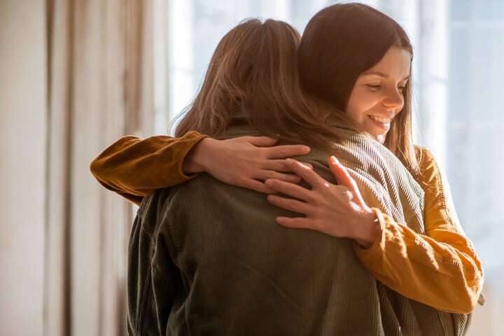 Tényleg gyógyítanak az ölelések?