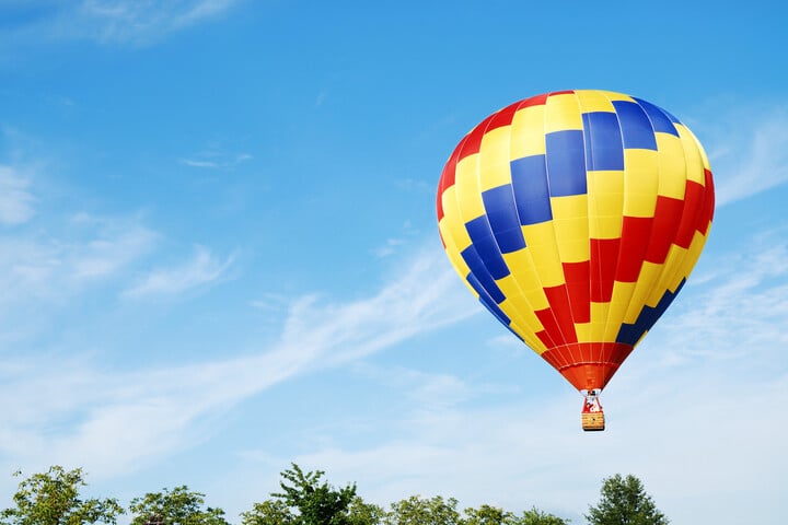 Integetett a kamerának, majd leugrott a hőlégballonból