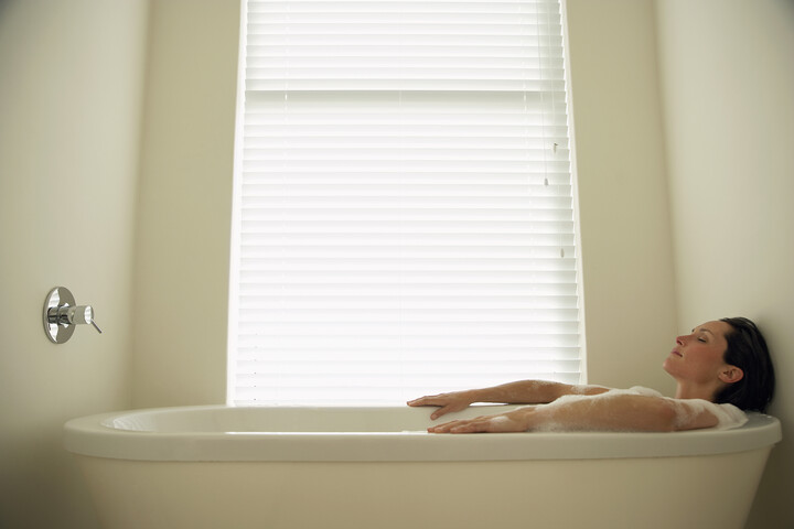 A zuhanyozás higiénikusabb, mint a fürdés – mit mond a tudomány?