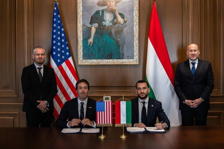 Amerikai-magyar stratégiai együttműködés az európai műholdas tömeggyártási képesség kialakítására