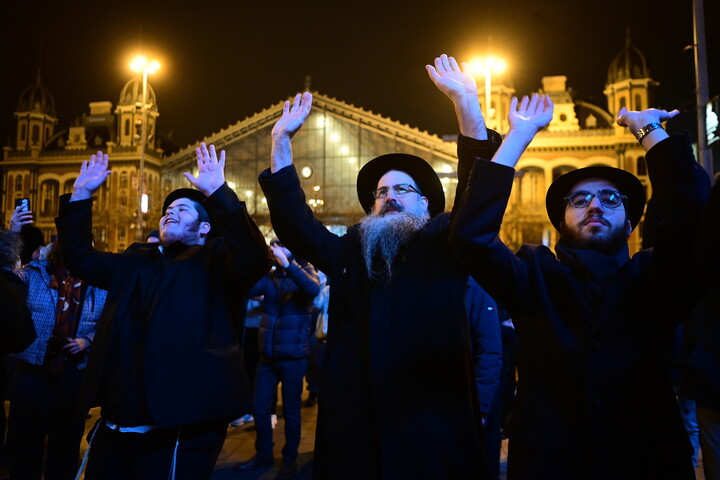 Meggyújtották az első hanukagyertyát a Nyugati téren