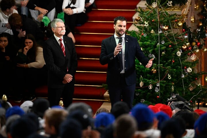 Nyolcszáz hátrányos helyzetű gyereket láttak vendégül a Parlamentben