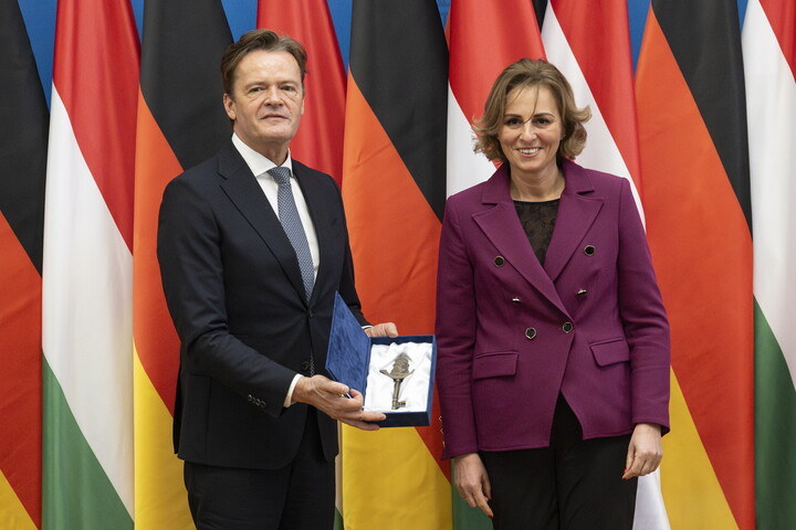 Kitüntették Markus Schafert, a Mercedes-Benz AG igazgatótanácsának tagját