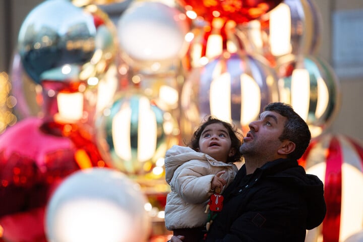 Fotó: NorthFoto Karácsonyfa amit tésztával és luxus lufikkal díszitettek