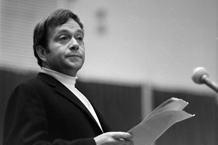 Úgy öltözött, úgy viselkedett, hogy magára vonja az emberek figyelmét