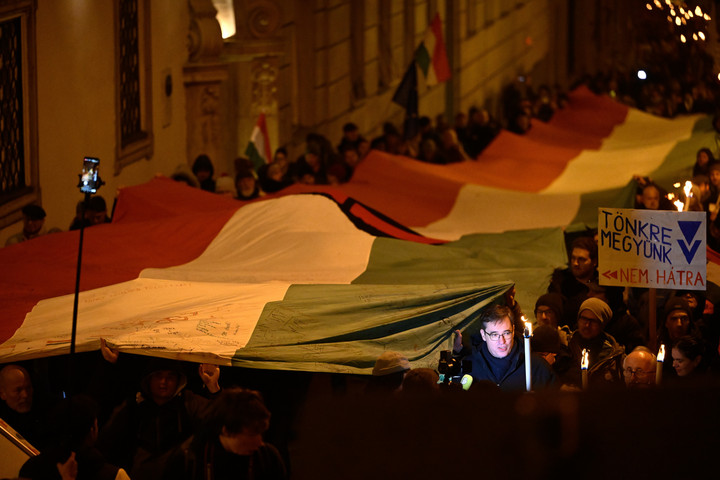 A főpolgármester átadta Budapest valós pénzügyi helyzetéről szóló határozatot