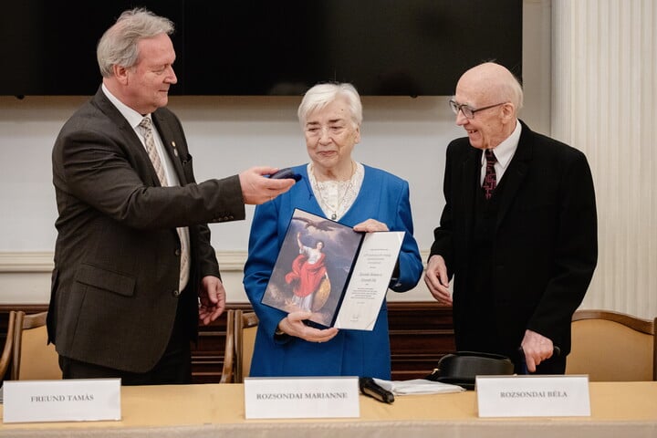 Fotó: MTI/Hatházi Tamás Az évszázad legnagyobb könyvadományával gazdagodott a Magyar Tudományos Akadémia