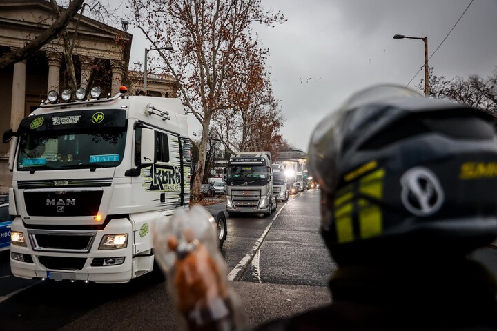 Tárgyalóasztalnál a kamionosok