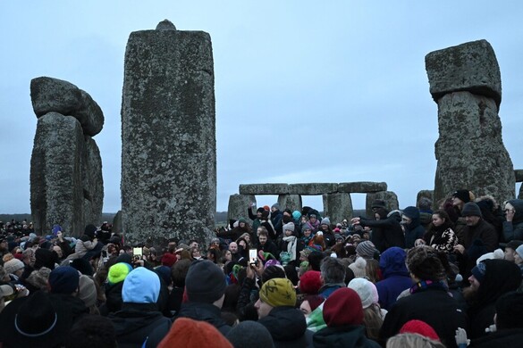 Ezrek ünnepelték Stonehenge ősi köveinél a téli napfordulót