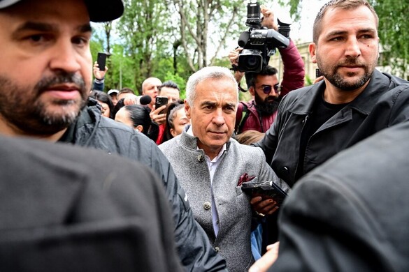 Romániában a fasiszta propaganda vádjával bíróság elé állított Calin Georgescuban bíznak a legtöbben