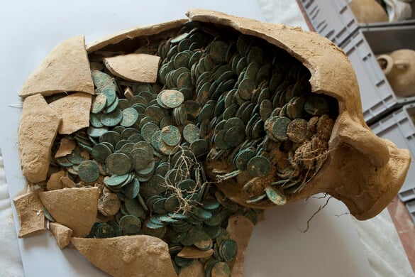 Régészek 1800 éves, római érmékkel teli malacperselyt találtak