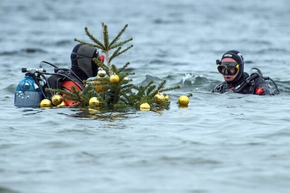 Hogyan kerül a tó mélyére egy feldíszített karácsonyfa?