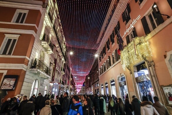Olaszországban sorok állnak az üzletek és a szegénykonyhák előtt is
