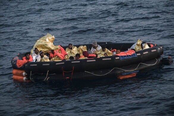 Hatvan migránst mentettek ki Málta partjainál egy felborult hajóról