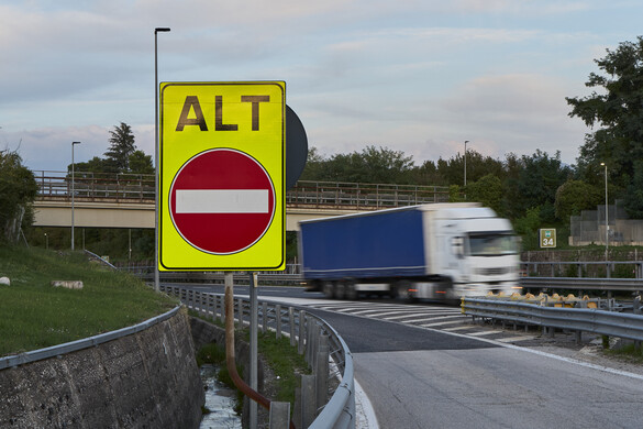 Robbanás bénította meg a forgalmas autópályát + VIDEÓ