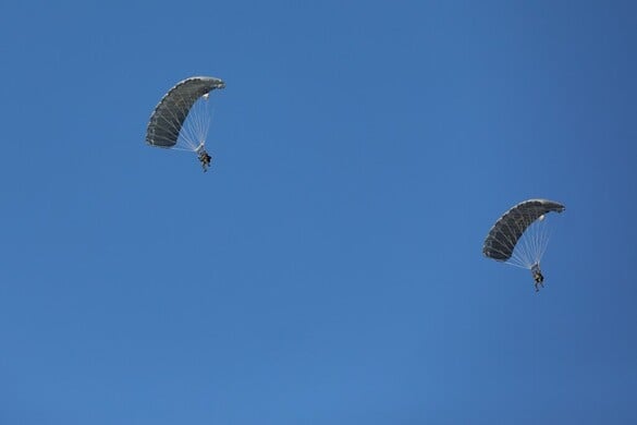 Fatális hiba miatt vesztette életét két ejtőernyős