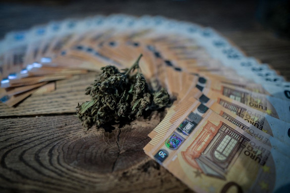 Nyélgázon dübörgött a pénzmosoda