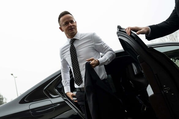 Teljes vállszélességgel Trump mellett