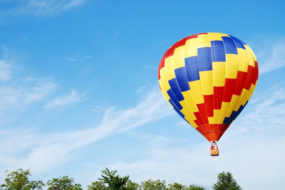 Fotó: NorthFoto Integetett a kamerának, majd leugrott a hőlégballonból