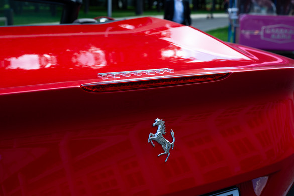 Furcsa helyre tette Ferrariját