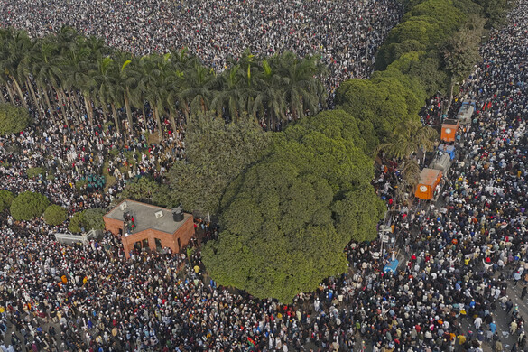 Több százezren vettek részt Haleda Zia volt kormányfő temetési imáján
