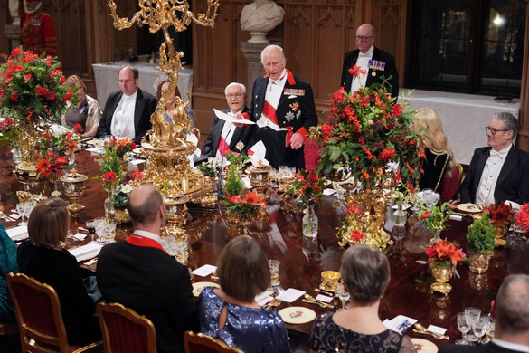 Fényűző bankett a windsori rezidencia Szent György-termében