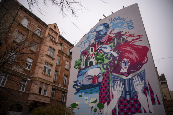 Elkészült a Jókai Mórt ábrázoló tűzfalfestés