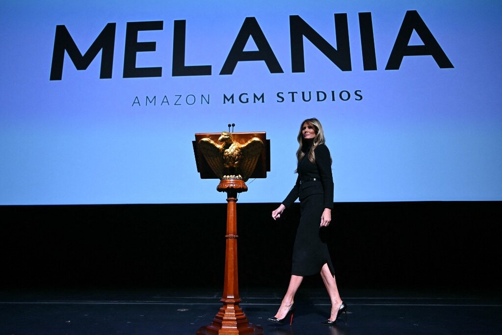Melania Trump feketébe öltözve mutatta be a dokumentumfilmjét