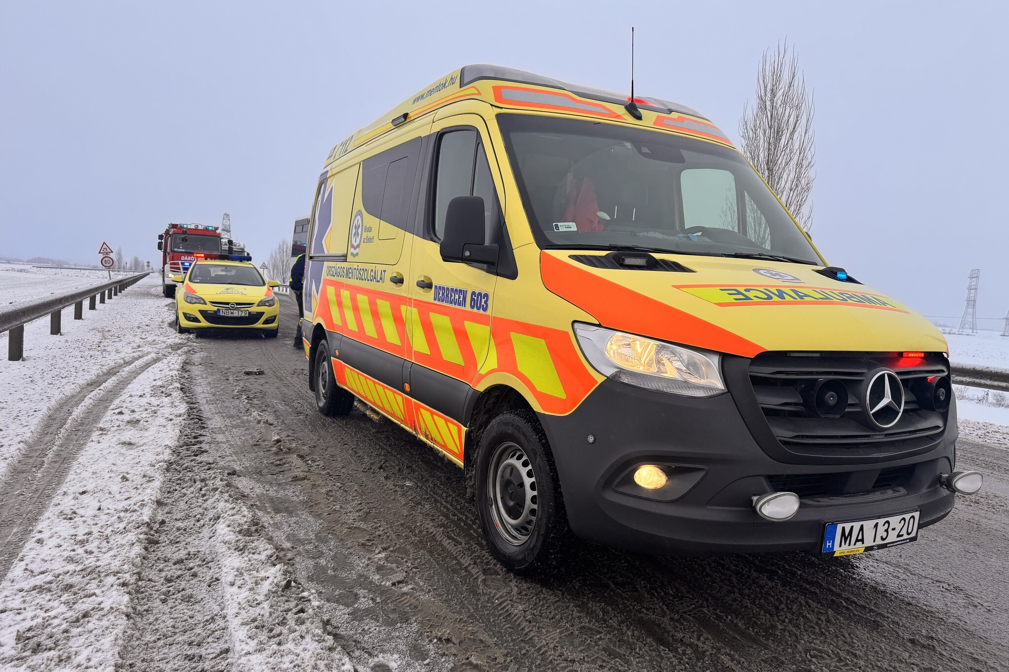 Négyen megsérültek a 85-ös főúton Peresztegnél történt balesetben