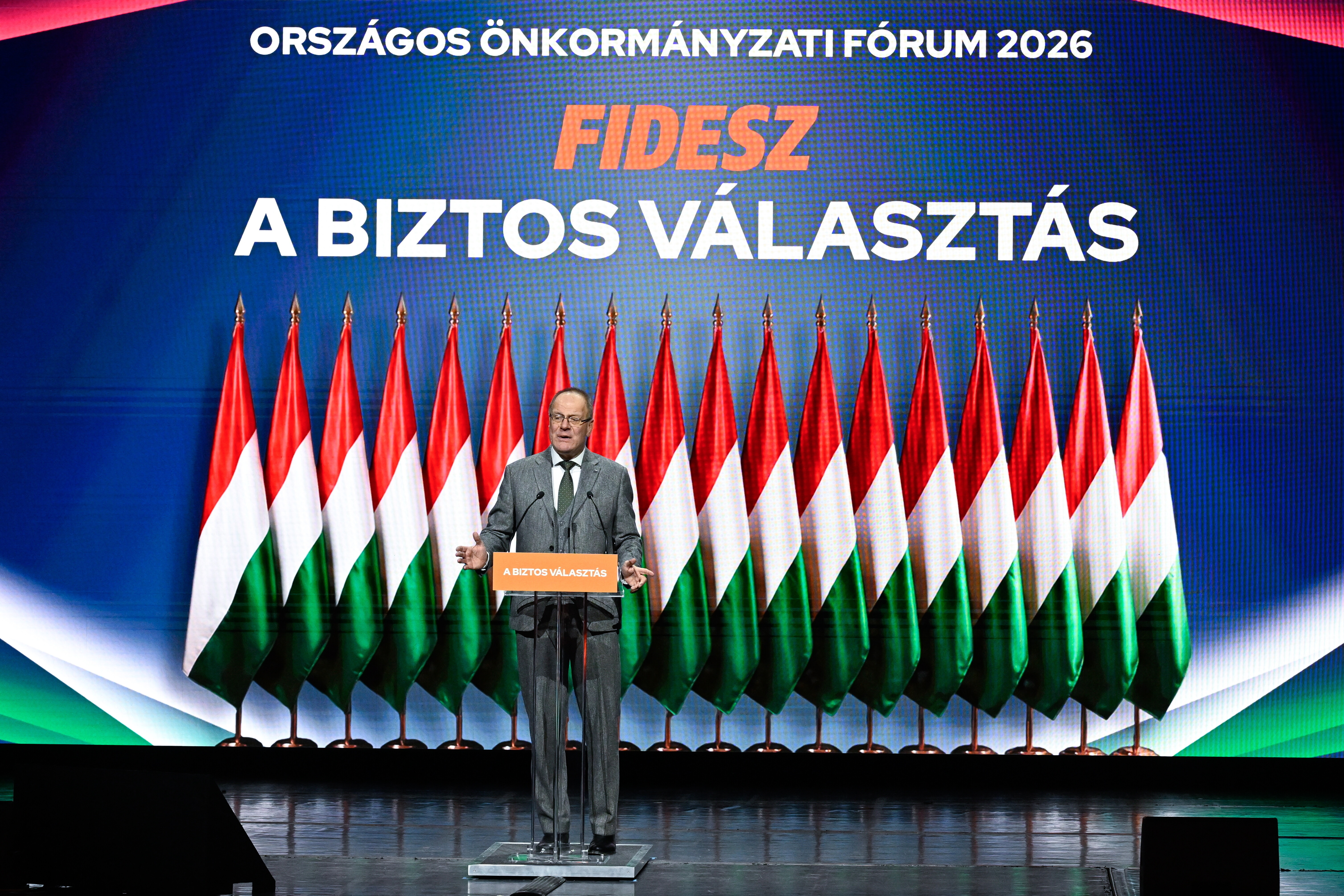 A kormány az önkormányzatok mellett áll
