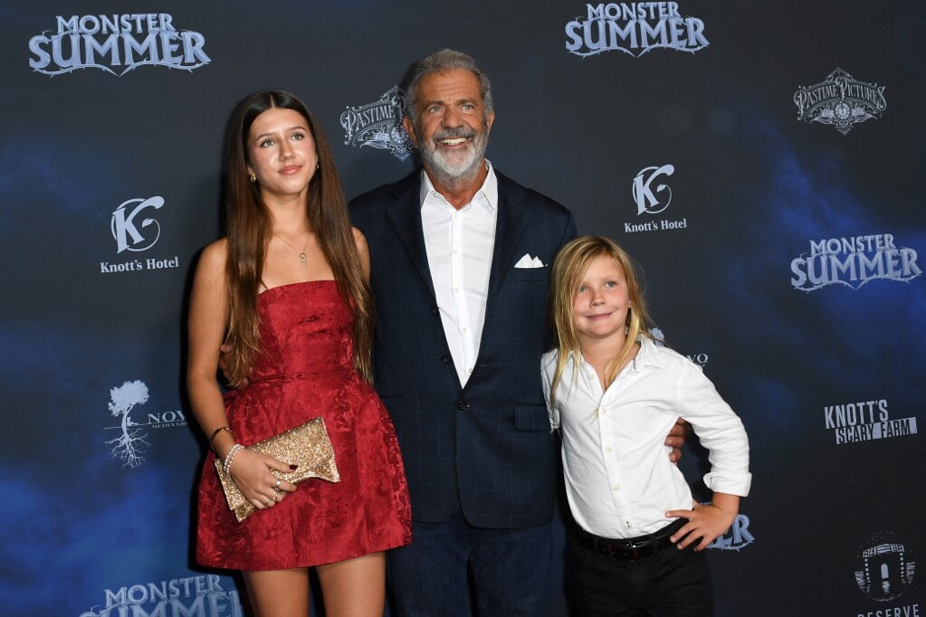 Az amerikai színész és filmrendező Mel Gibson (k) és gyermekei, Lucia (b) és Lars a „Monster Summer” című film különleges vetítésen Los Angelesben, 2024. szeptember 24-én
