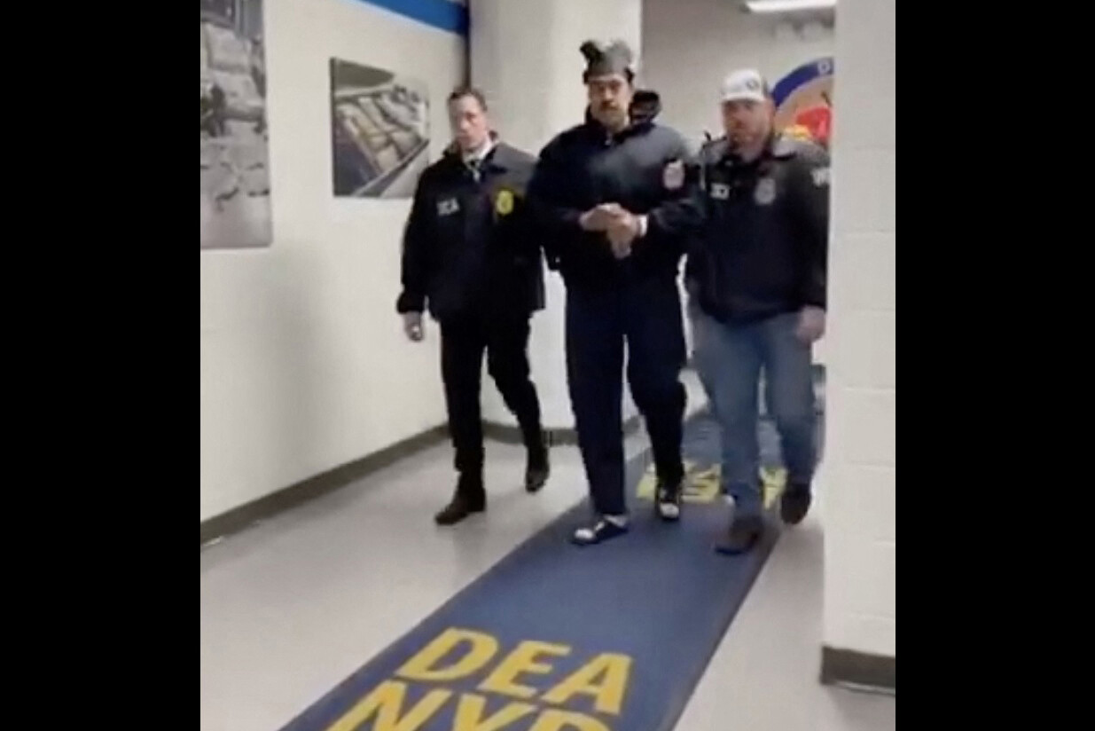 Nicolas Maduro venezuelai elnököt (k) DEA ügynökök kísérik az Egyesült Államok Kábítószer-ellenes Hivatalának new york-i székházában